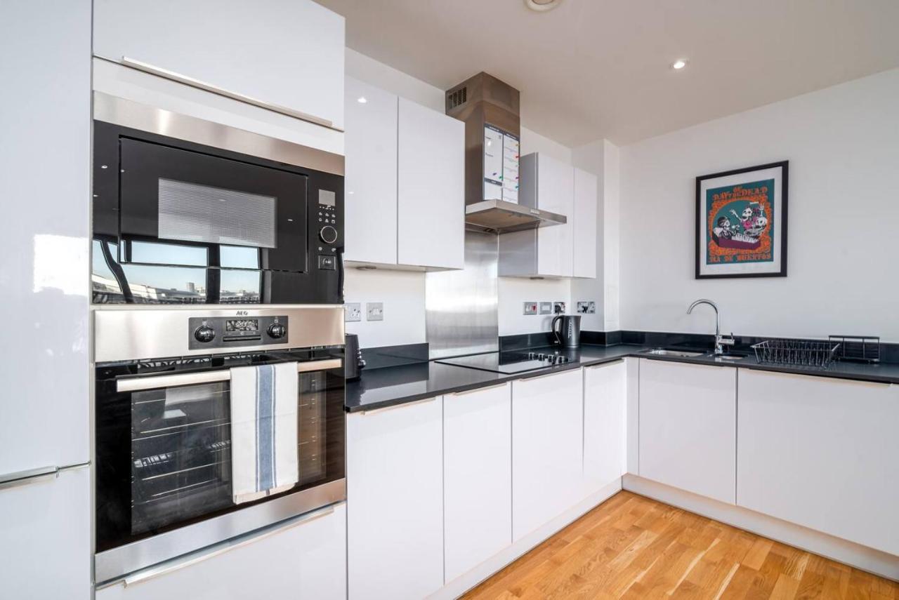 Stunning Riverside View Apartment, Near Canary Wharf & O2 Лондон Экстерьер фото