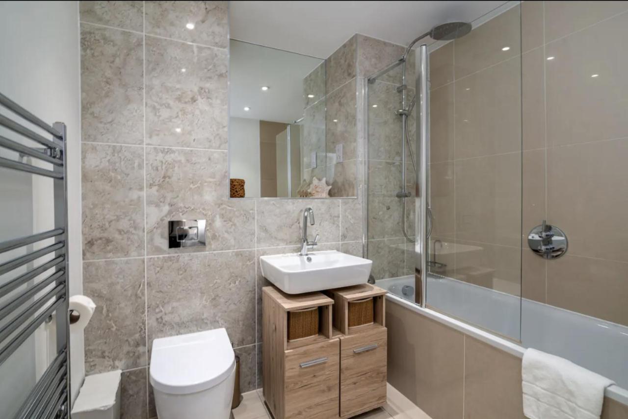 Stunning Riverside View Apartment, Near Canary Wharf & O2 Лондон Экстерьер фото