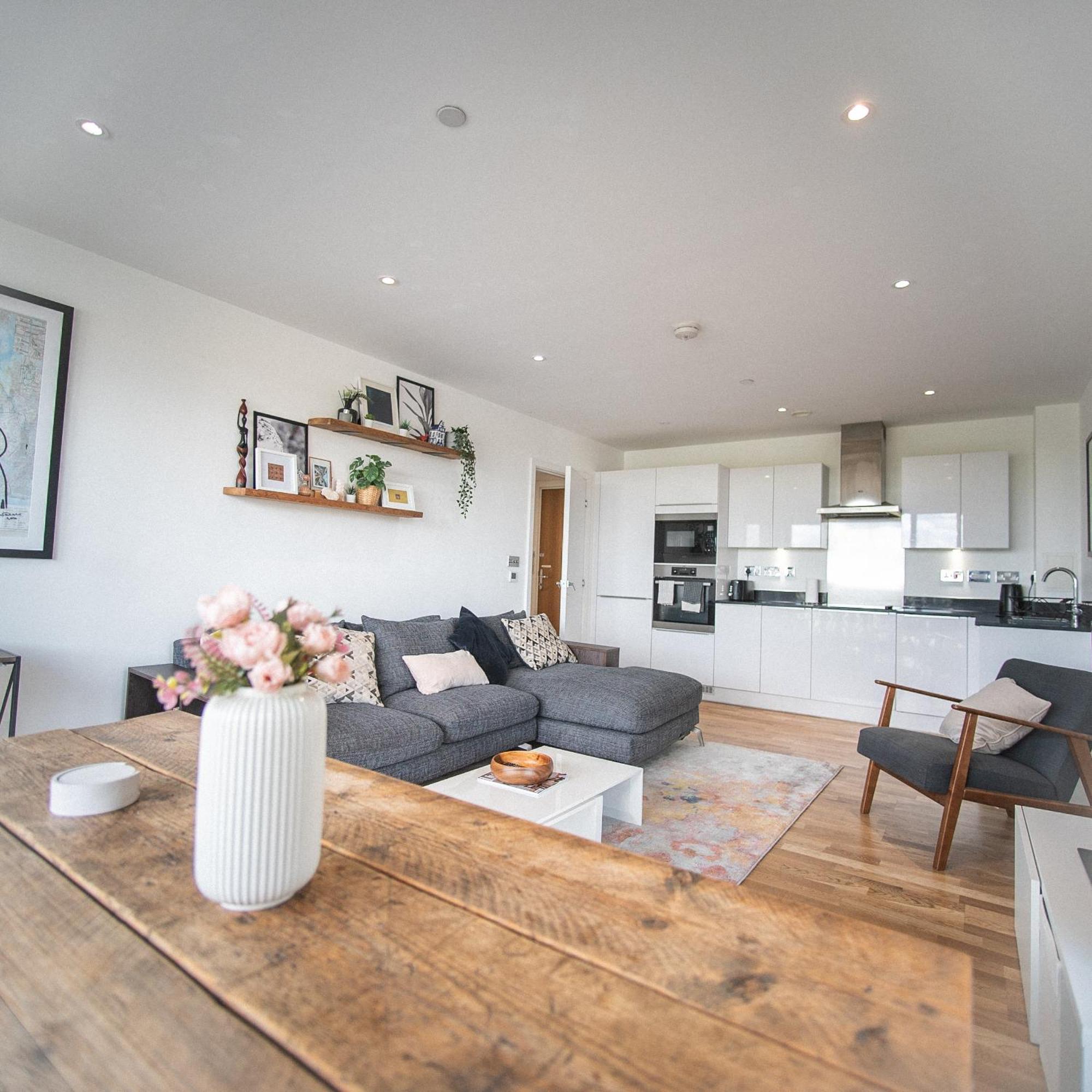 Stunning Riverside View Apartment, Near Canary Wharf & O2 Лондон Экстерьер фото