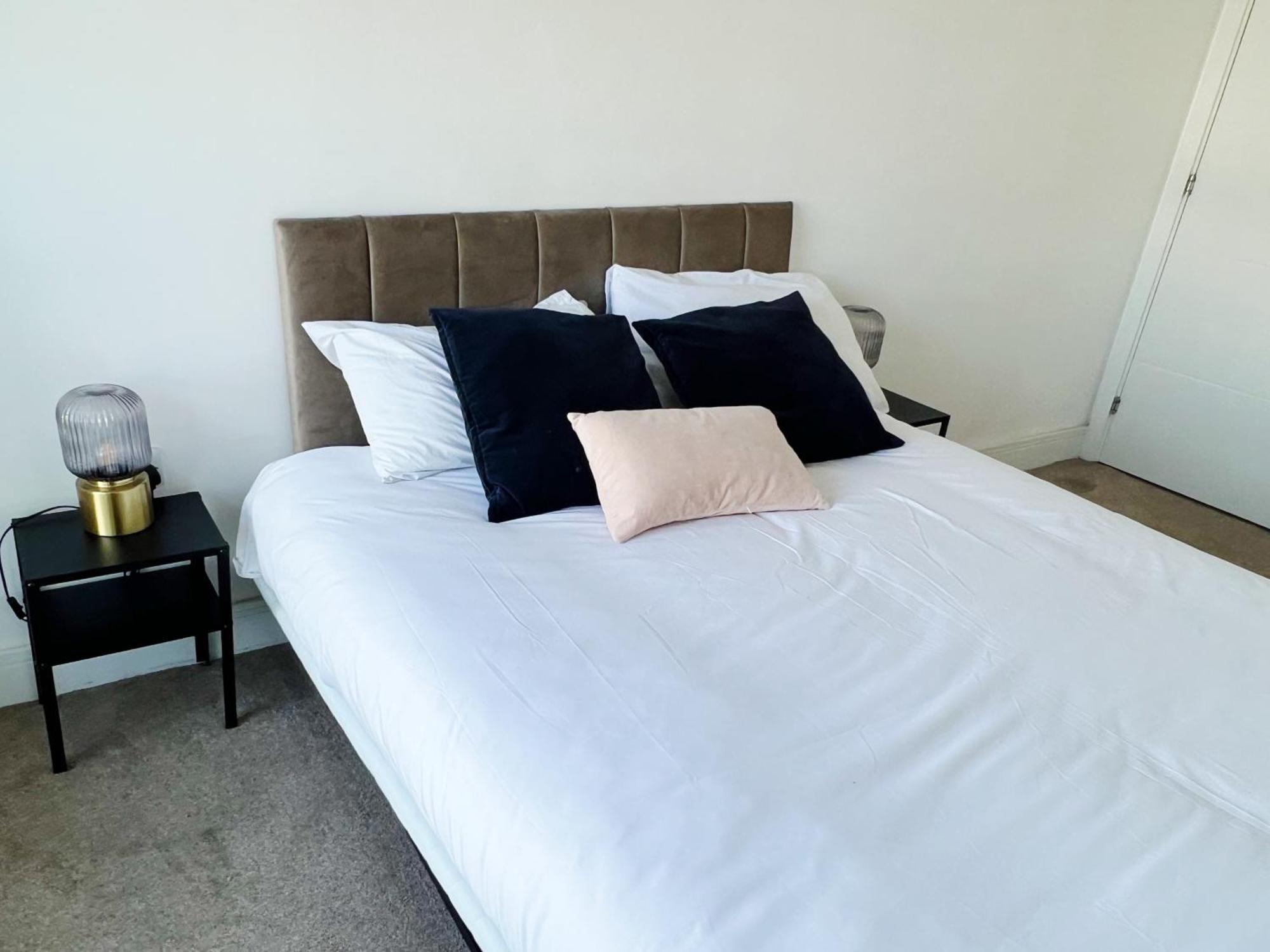 Stunning Riverside View Apartment, Near Canary Wharf & O2 Лондон Экстерьер фото