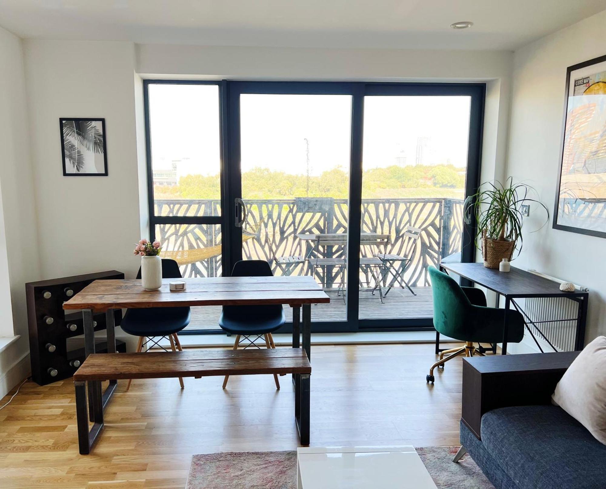 Stunning Riverside View Apartment, Near Canary Wharf & O2 Лондон Экстерьер фото